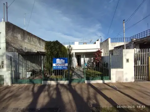 CASA  4 AMB.,GARAJE,AMPLIO FONDO, TERRAZA MUY BIEN UBICADA