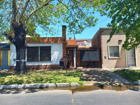CASA EN PH AL FRENTE CON COCHERA apta Credito ANTICIPO U$S 60.000 Y CUOTAS