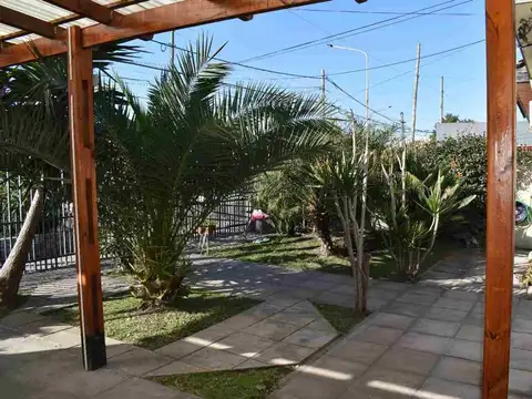 VENTA CASA 4 AMBIENTES EN CASTELAR PATIO GARAGE