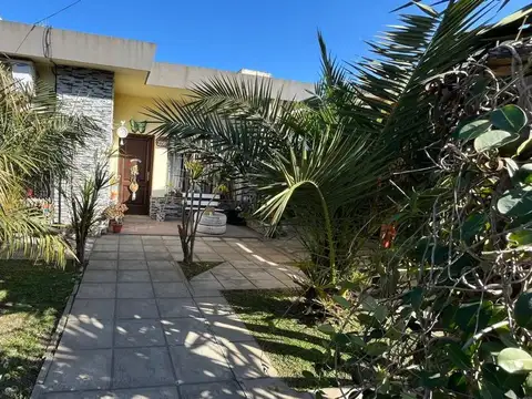 VENTA CASA 4 AMBIENTES EN CASTELAR PATIO GARAGE