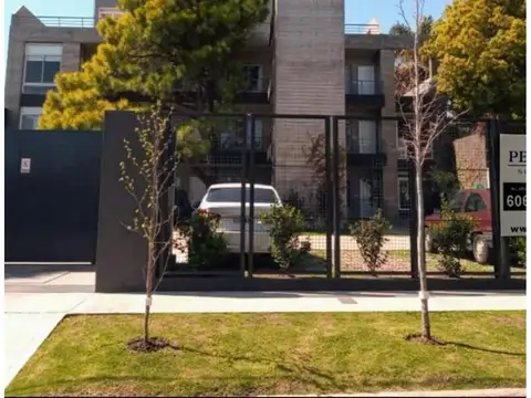 Departamento de 2 ambientes con cochera, fondo y baulera