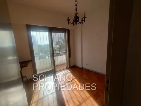 TRES AMPLIOS AMBIENTE CON DEPENDENCIA Y COCHERA EN QUILMES CENTRO.