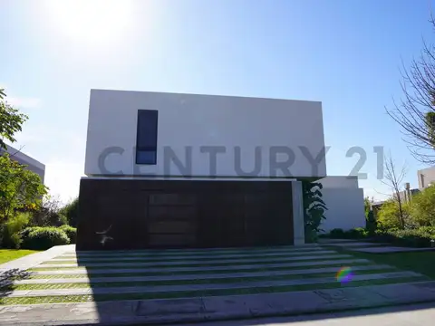 Casa en Venta con 3 cocheras