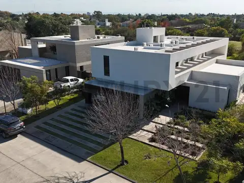 Bernardo O higgins 6000, Piso 0