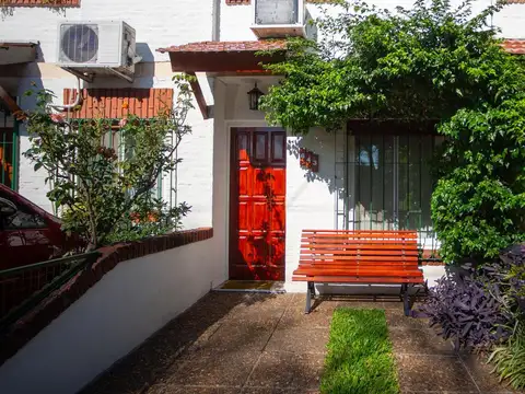 Venta dúplex 3 ambientes con garaje y patio en Villa Luzuriaga.