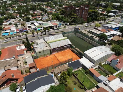 Complejo Deportivo o fracción con potencial p/desarrollo sobre Av. Constitución.