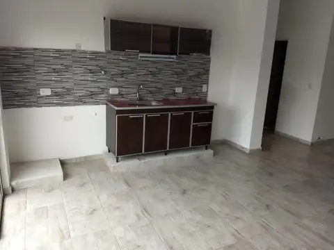 Depto Tipo Casa en Alquiler en Lomas De Zamora, $ 560.000