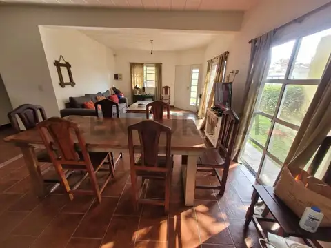 Casa 4 ambientes con 2 baños