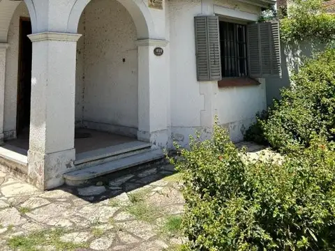 VENTA DE CASA ESTILO INGLES SOBRE CALLE ROCA, ADROGUE. IDEAL PARA EMPRENDIMIENTO INMOBILIARIO.