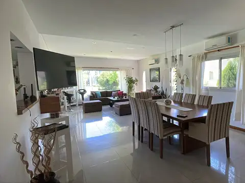 Casa en Alquiler con 2 cocheras