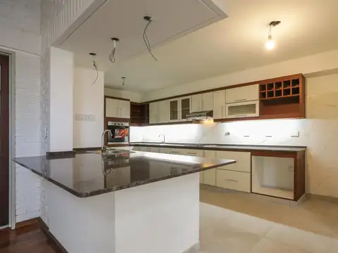 Venta impecable Casa  tipo Chalet lista para mudarte | 5 ambientes | Cochera | Patio | Caballito