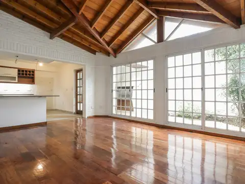 Venta impecable Casa  tipo Chalet lista para mudarte | 5 ambientes | Cochera | Patio | Caballito