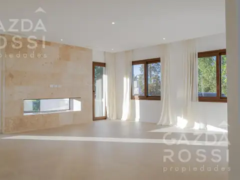 Casa en Venta con 4 cocheras