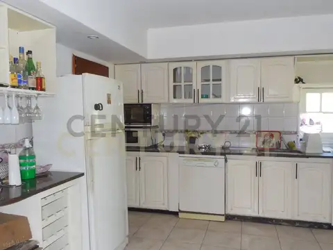 Casa reciclada a nueva en Ringuelet - APTO BANCO -