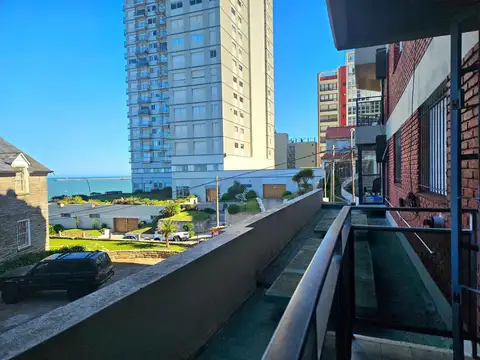 Venta Departamento 2 Ambientes con Balcón Lateral al Mar, zona Playa Chica