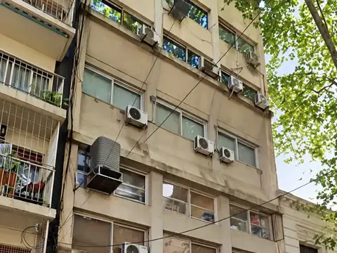 Oficina Piso en venta Flores 95.75 metros, frente.