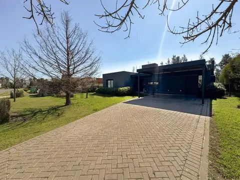Casa en Venta con 2 cocheras