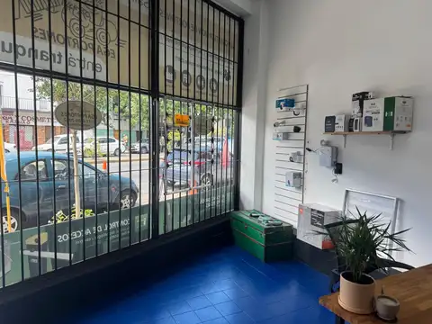 Local Comercial con deposito en entrepiso y frente vidriado