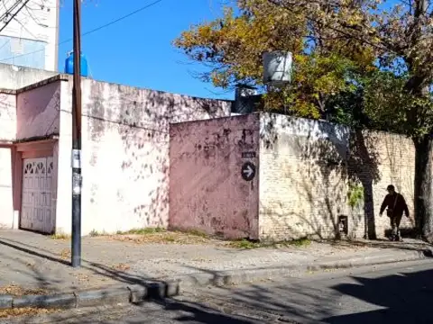 VENDO TERRENO. IDEAL PLANTA BAJA Y 3 PISOS