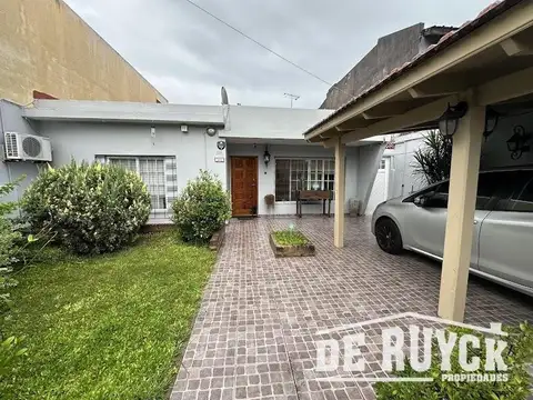 Casa con quincho en barrio San Emilio