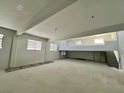 Excelente depósito de losa con local u oficina sobre la Avda reciclado a nuevo 