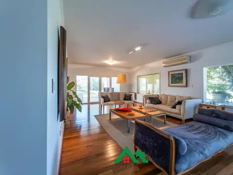 Casa 8 ambientes con 4 baños