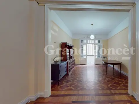 Venta Departamento de 4 Ambientes con Balcón y Dependencias