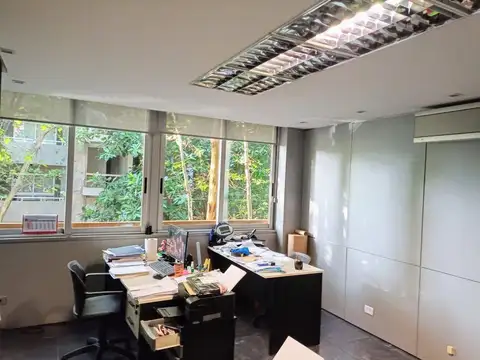 Oficina con cochera y baulera en Palermo en venta