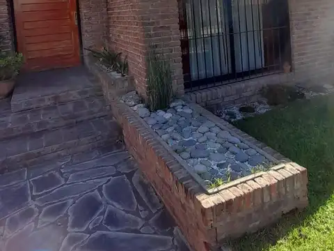 Casa 6 ambientes con 4 baños