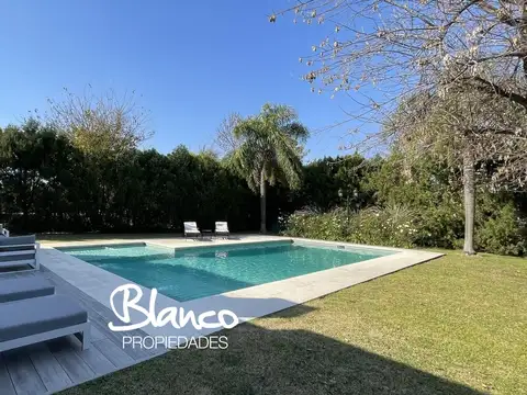 Casa en Venta con 2 cocheras