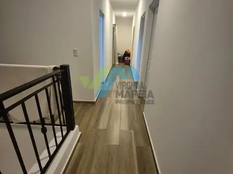 Casa 8 ambientes con 4 baños