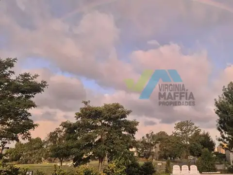 Venta de casa en dos plantas con pileta - Canton Norte