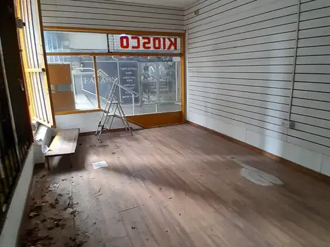 EXCELENTE LOCAL SOBRE RIVADAVIA A 1 CUADRA DE 1°JUNTA