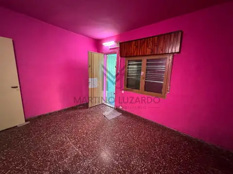 Excelente Propiedad para Invertir 2 Locales y Dpto con Fondo