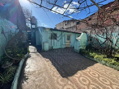 Excelente Propiedad para Invertir 2 Locales y Dpto con Fondo