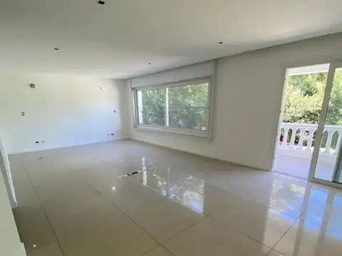 Casa en Alquiler con 12 cocheras
