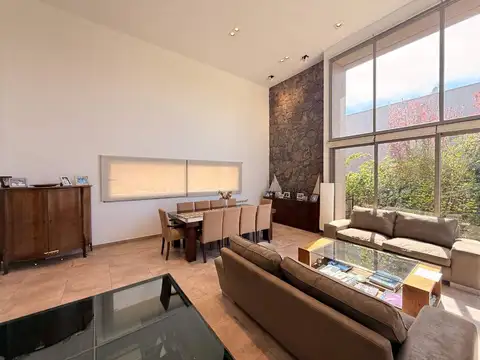 Casa 8 ambientes con 3 baños