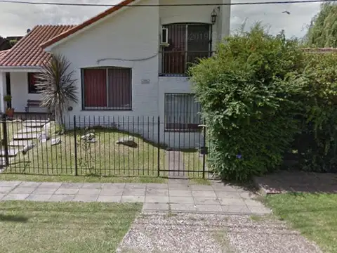 Chalet en Castelar Norte – Excelente Ubicación a 1 Cuadra de Av Santa Rosa