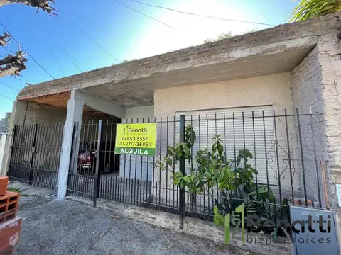 Casa 3 ambientes en lote propio con patio y cochera cubierta