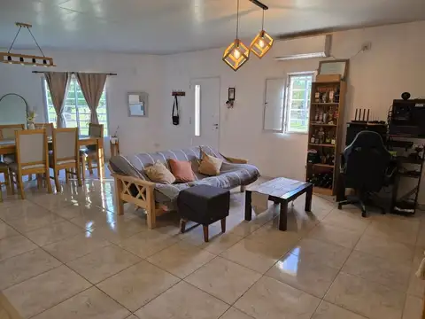 Casa 4 ambientes con 2 baños
