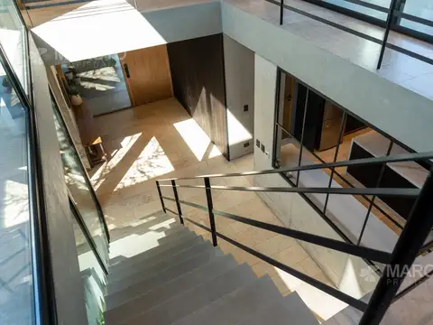 Casa en Venta con 6 cocheras