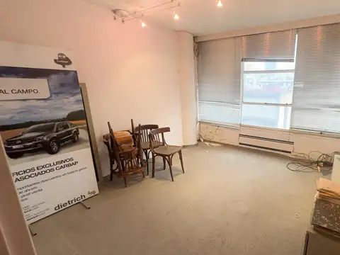 Oficina Rivadavia al 1300, con dos despachos al frente.