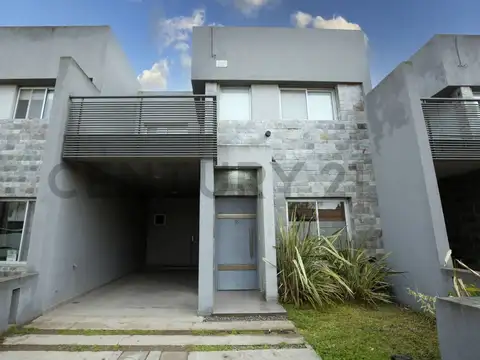 Dúplex en alquiler en City Bell de 3 dormitorios con parque, pileta cochera y parrilla – El Quimilar