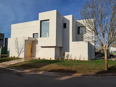 LAR DE VIEYTES 3 , casa esquina, gran jardin, doble altura, dos plantas