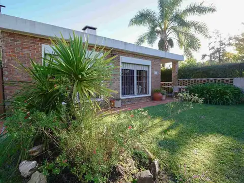 Vendo casa 2 dormitorios gran terreno  Costa Azul