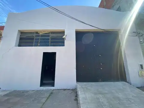 ALQUILE DE GALPO 400M2 CON OFICINAS Y VESTUARIOS