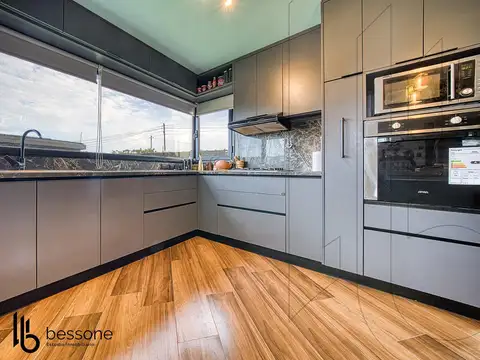 Casa en Venta con 3 cocheras