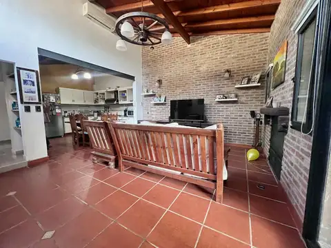 Casa 7 ambientes con 2 baños