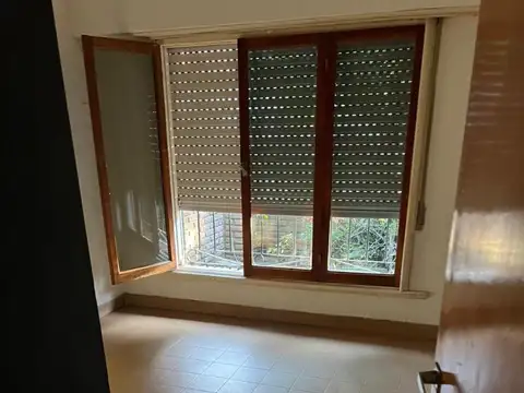 Casa en Alquiler con 3 cocheras