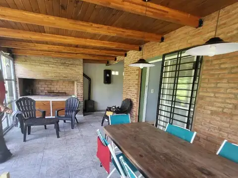 CASA 4 DORM EN SAUCE VIEJO -B° LAS DELICIA-Excelente Estado